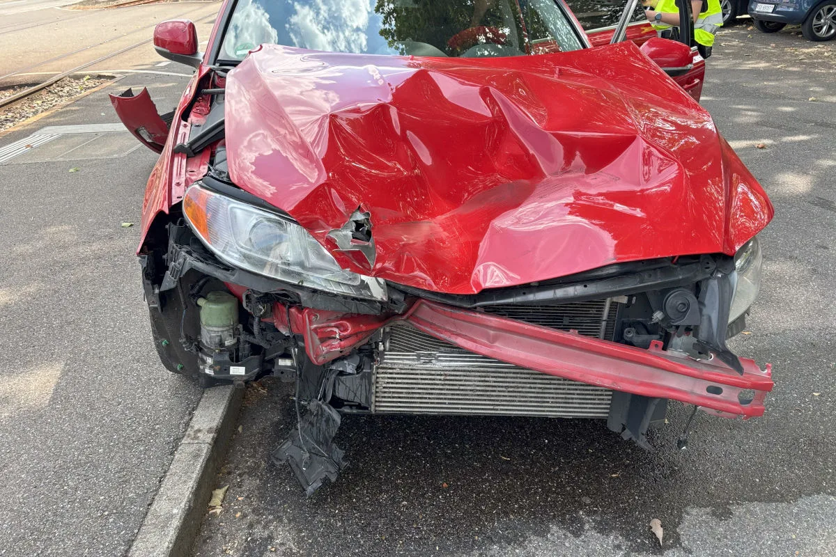 Teufenthal AG – Automobilistin missachtet Rotlicht und prallt gegen Zug