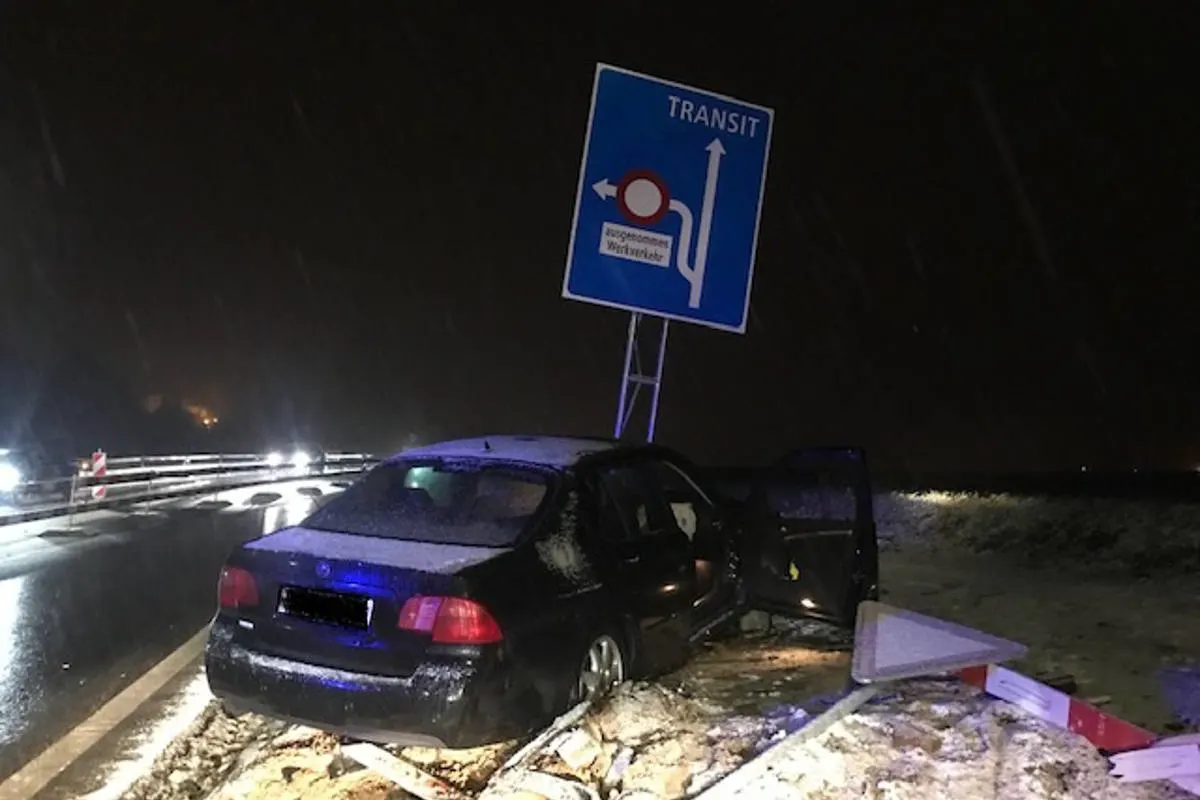 Lenzburg AG - Kollision mit Signaltafel – Polizei nahm 25-jährigem Unfallfahrer Führerausweis ab