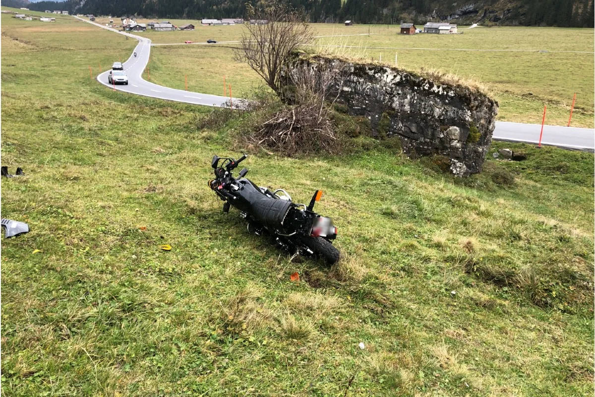 Tragischer Unfall auf dem Urnerboden (Spiringen)  UR - Töfflenker auf der Klausenpassstrasse lebensbedrohlich verletzt