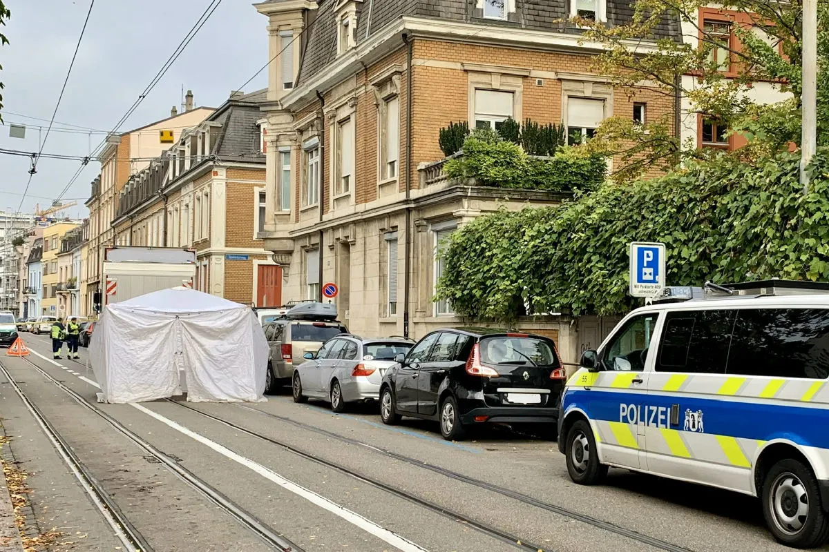 Basel BS - Velofahrer nach Sturz von Lastwagen überfahren
