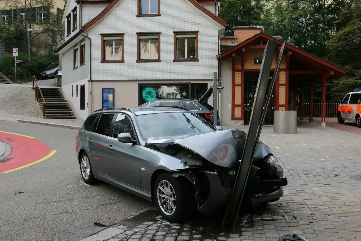 St.Gallen SG - 20-Jähriger flüchtet im BMW vor der Polizei