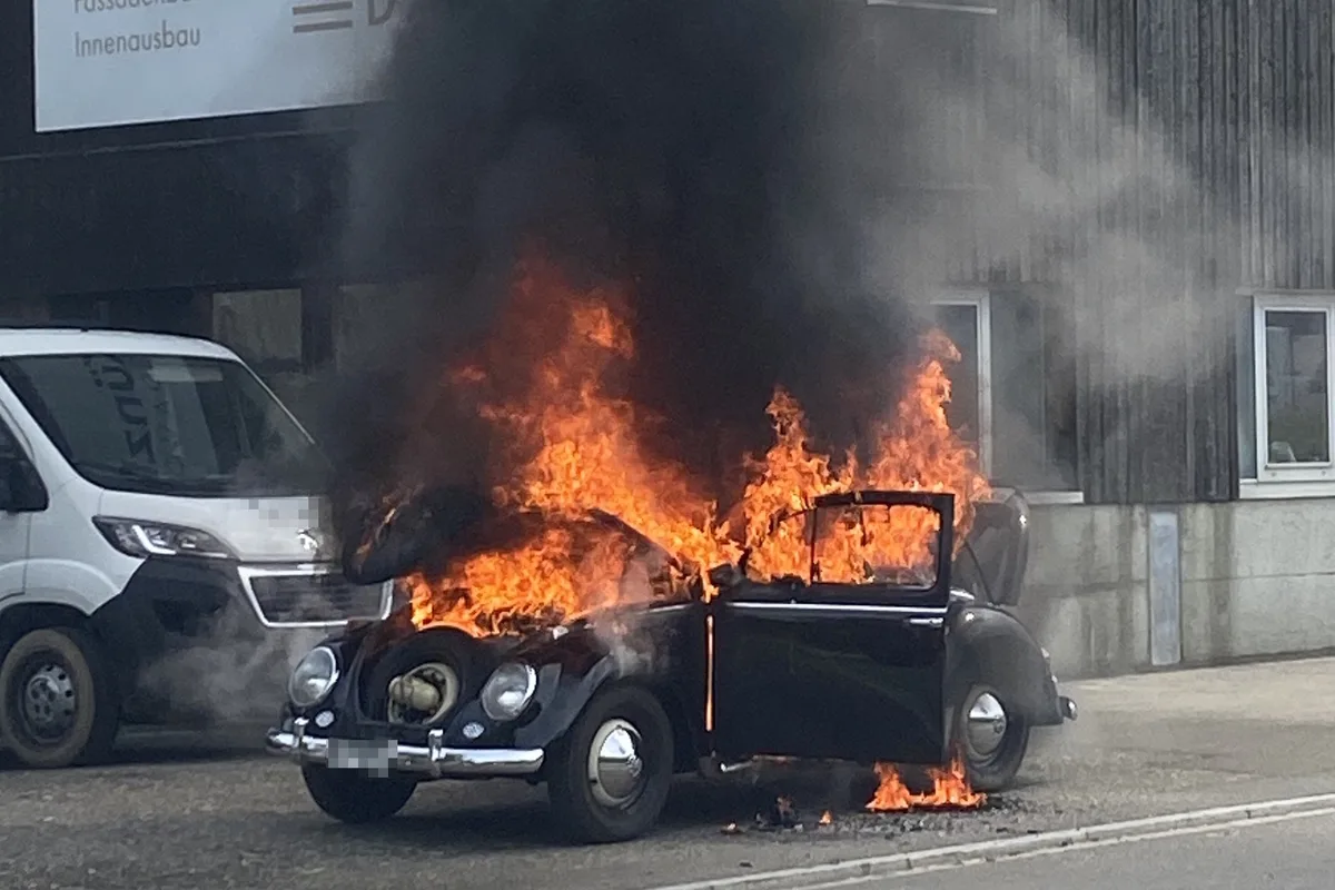 Wittenbach SG - Auto auf der Arbonerstrasse ausgebrannt