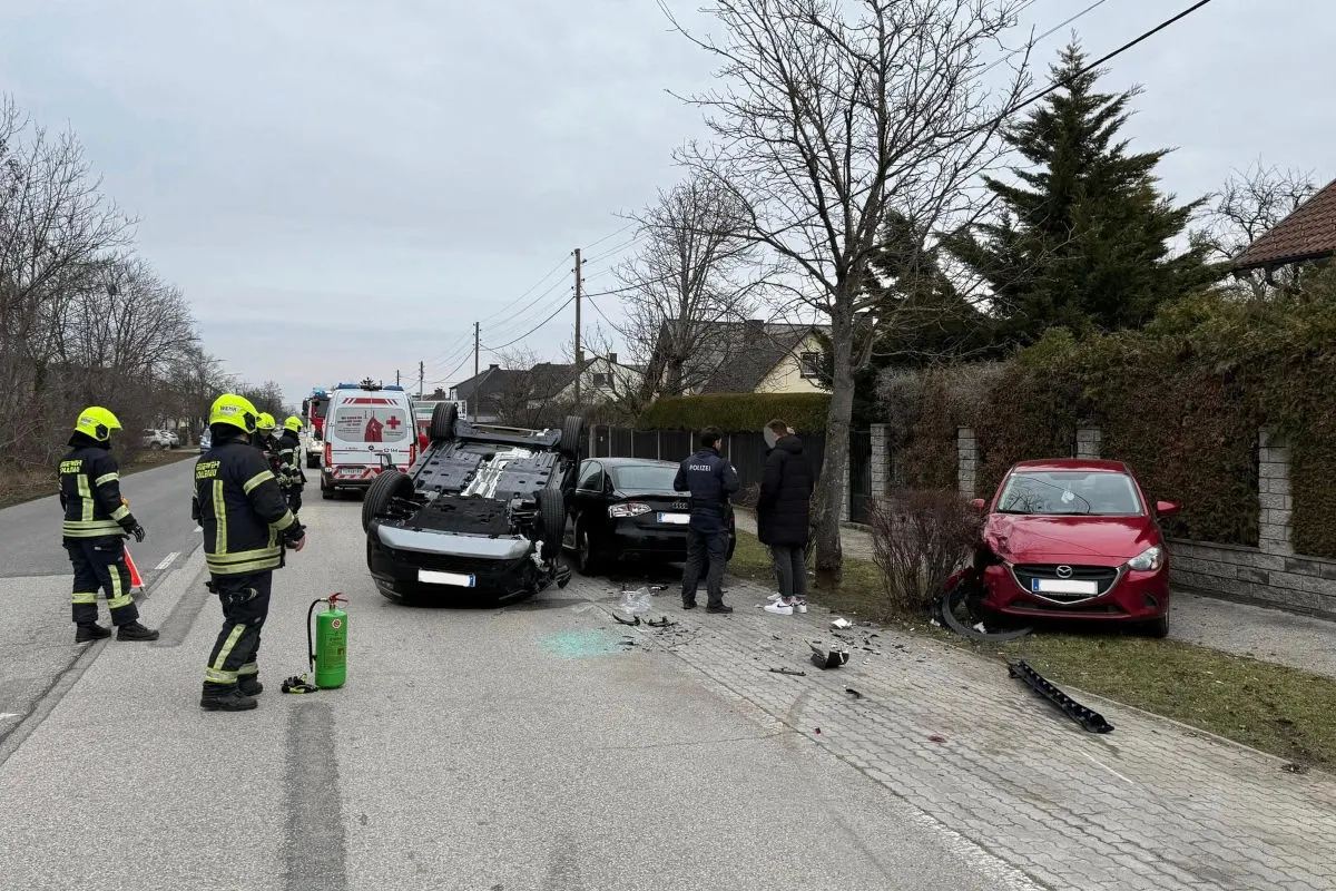 Sollenau – Pkw landet  nach Unfall auf dem Dach