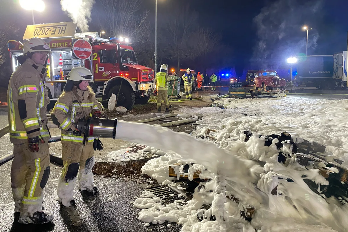 A2 Lehrte – Brand eines Transporters greift auf zwei Lkw über