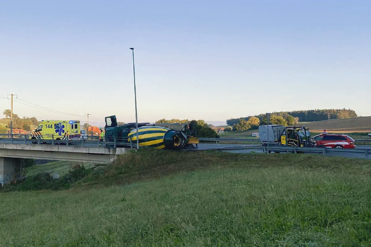 Heftiger Unfall in Schmitten FR – Lastwagenfahrer verliert Herrschaft über sein Fahrzeug