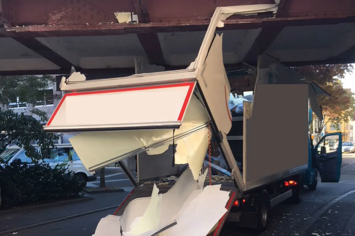 Zug ZG - Sattelmotorfahrzeug bleibt unter Brücke stecken