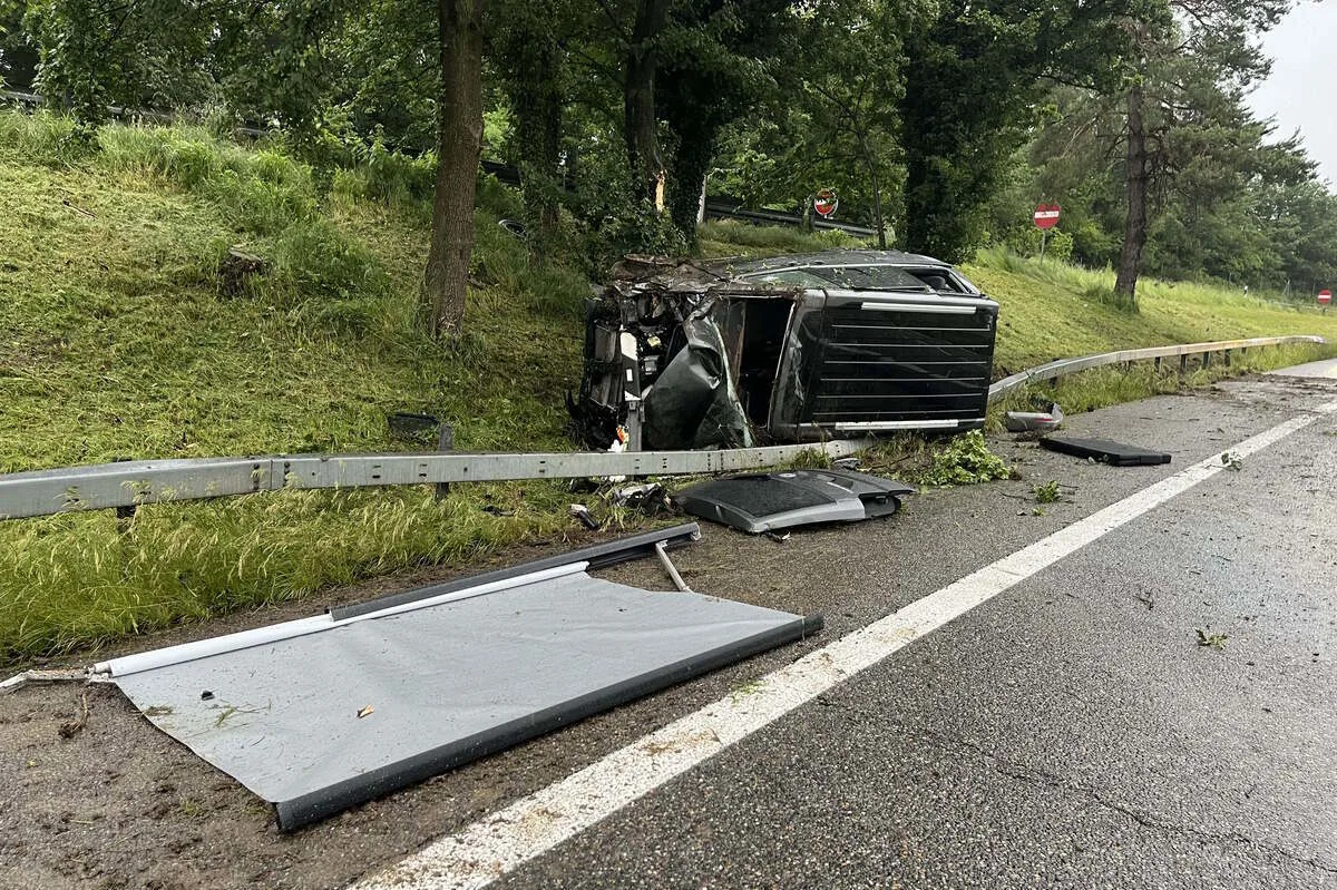 A1/Goldach SG - Auto gerät bei Unfall auf Leitplanke 