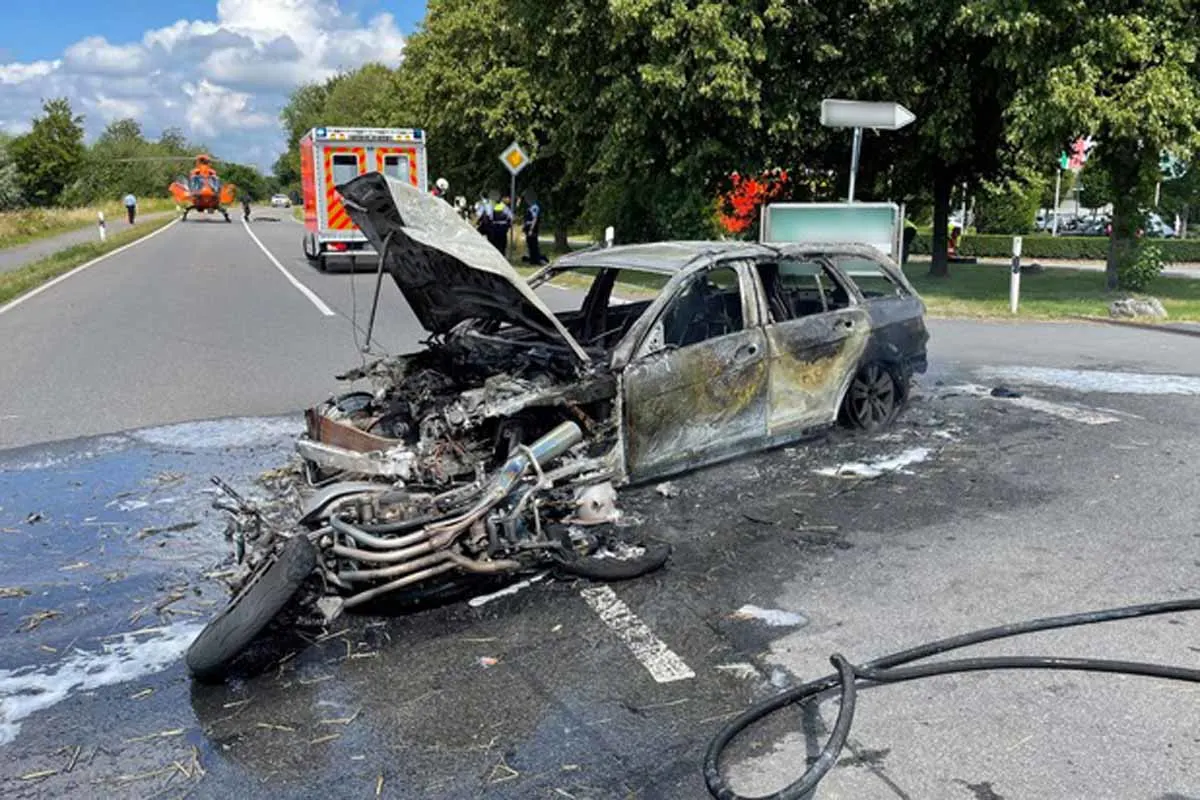 Horror-Unfall in Mettmann - Beide Fahrzeuge brannten vollständig aus