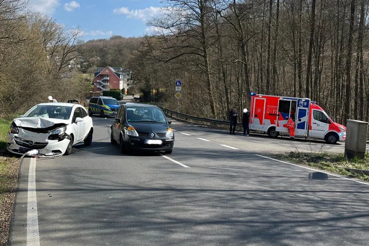 Wiehl – Zwei Verletzte bei Auffahrunfall auf Landstraße