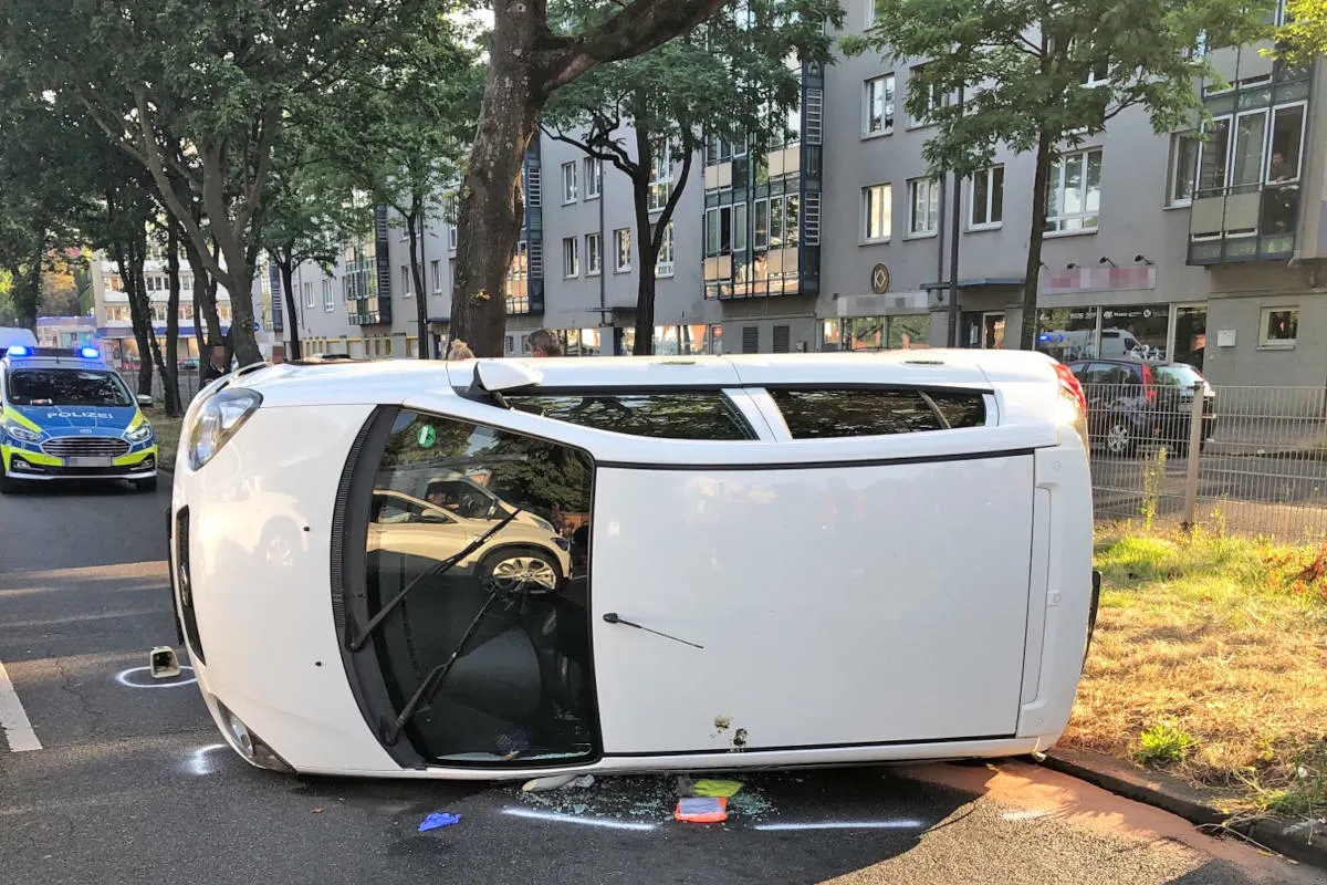 Köln – Nach Kollision mit Taxi – zwei Verletzte aus Kleinwagen befreit