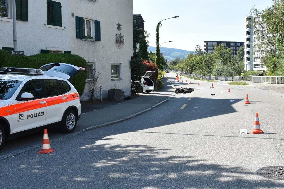 Schwerer Unfall in Uster ZH – Rollerfahrer bei Kollision schwer verletzt