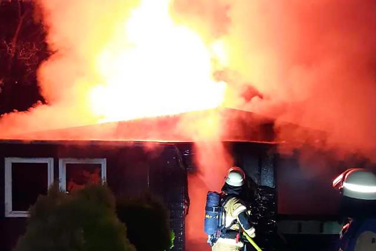 Bremerhaven - Feuerwehr löscht bis in die Nacht eine Gartenlaube