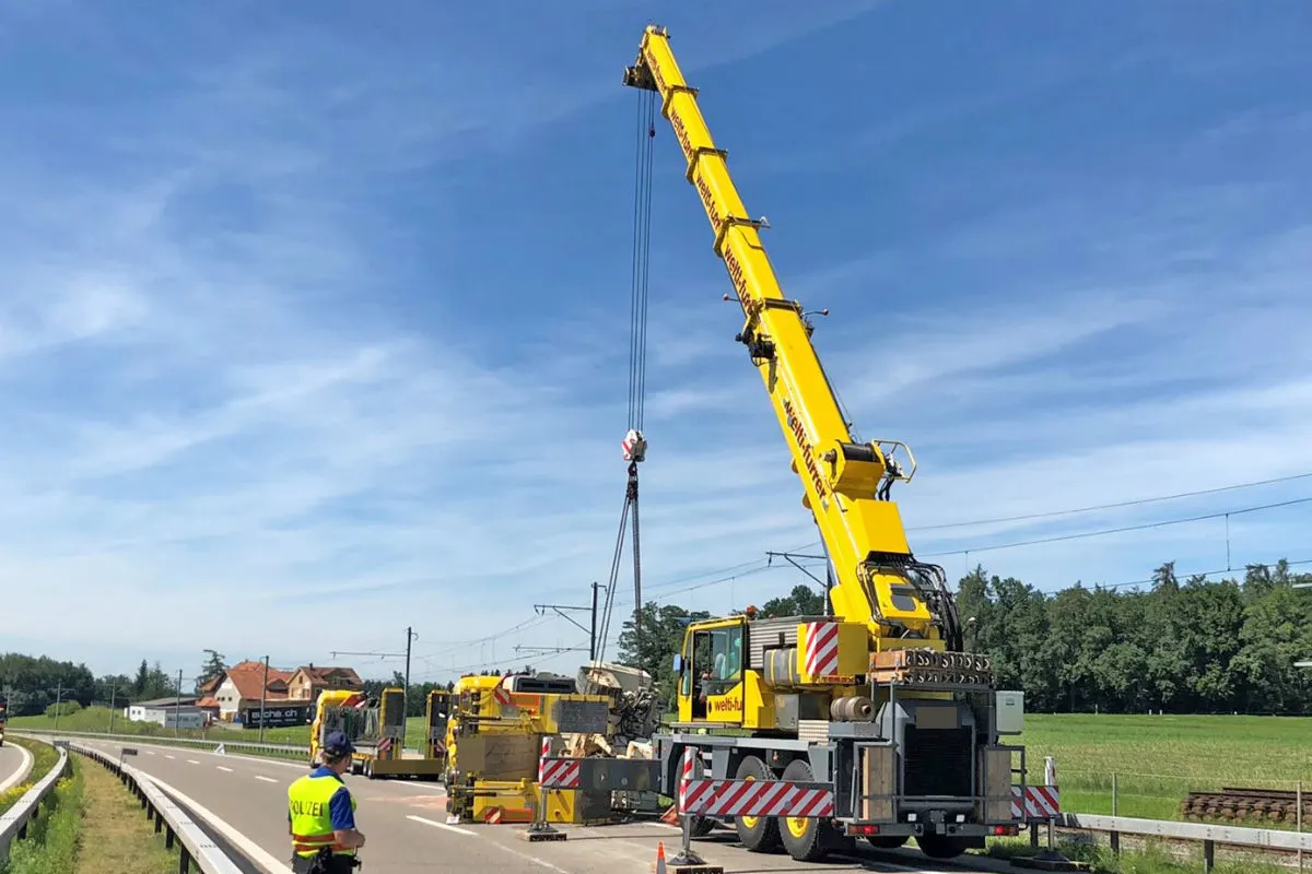 Sirnach TG - Lastwagen-Anhänger gekippt