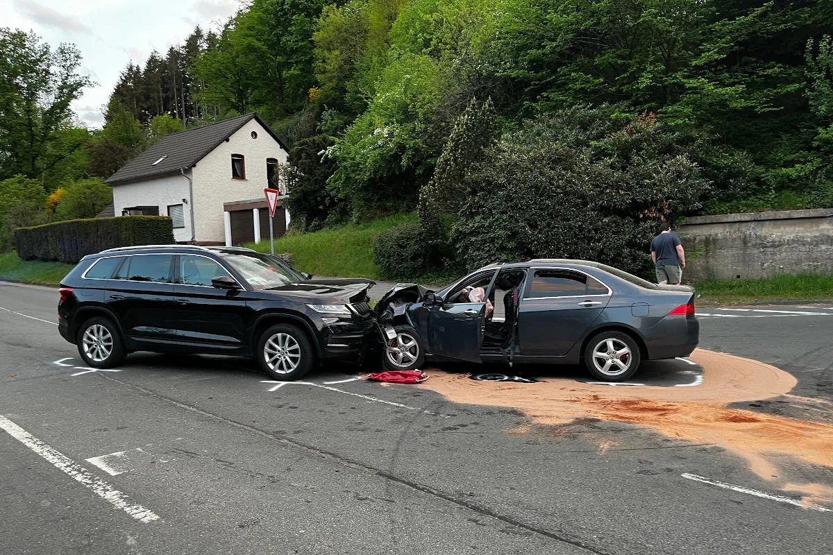 Plettenberg – Frontalzusammenstoß zwischen zwei PKW