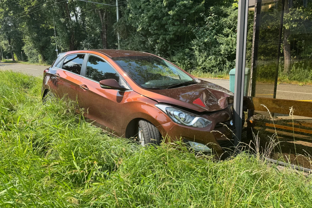 Unfall in St.Gallen – Fahrunfähig in Bushaltestelle gekracht