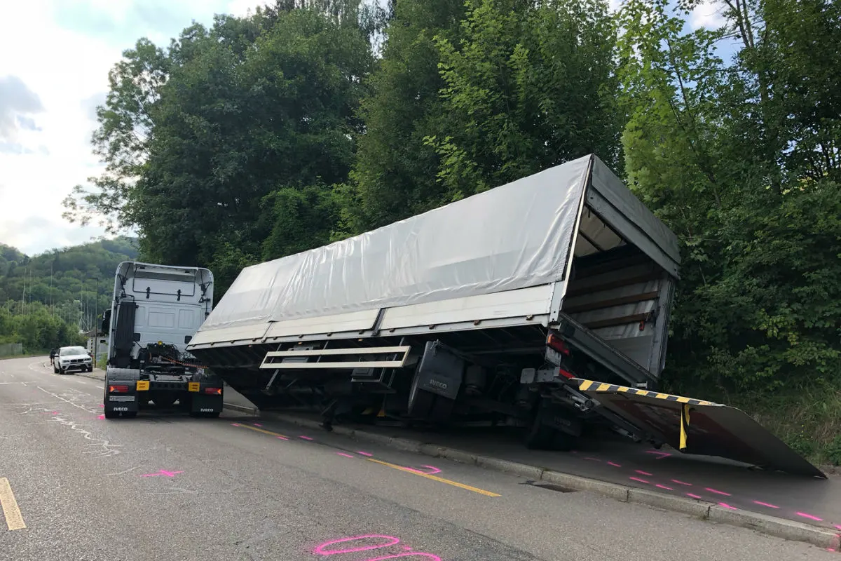 Winterthur ZH - Spektakulärer Verkehrsunfall in Winterthur-Dättnau
