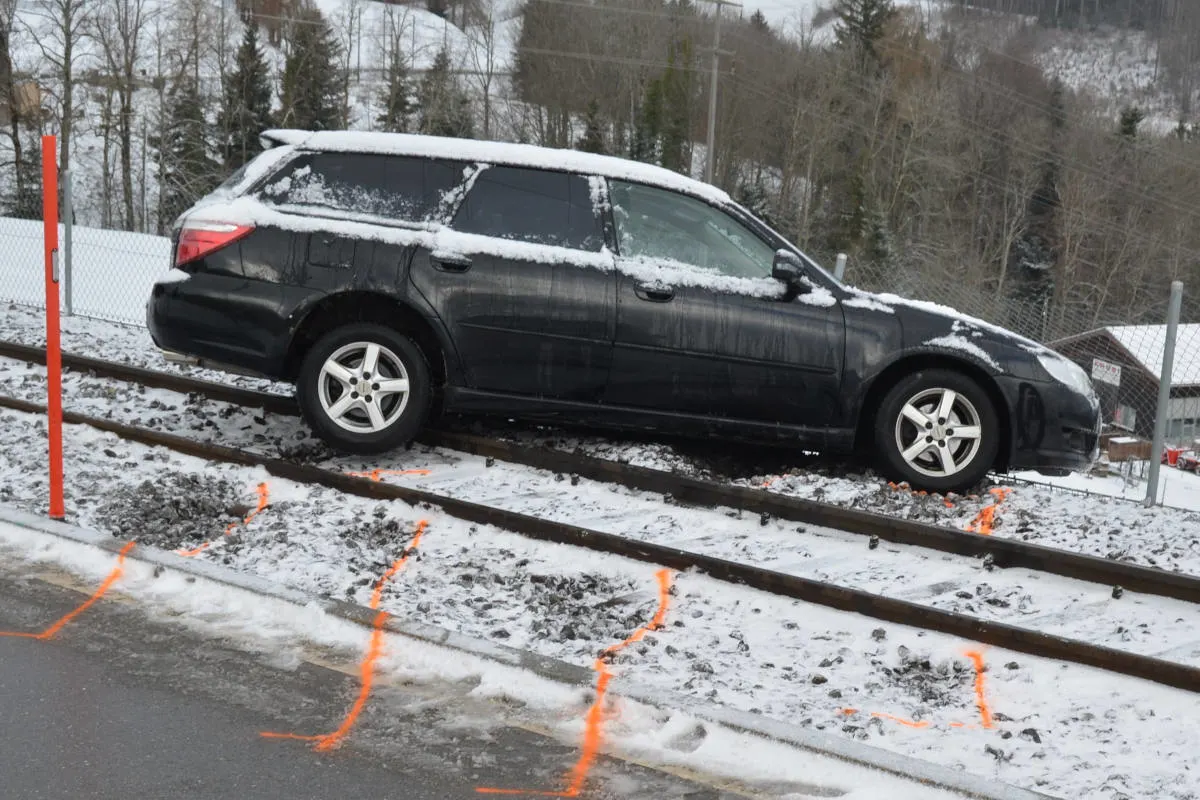 Speicher AR – Personenwagen rutscht auf Bahntrasse