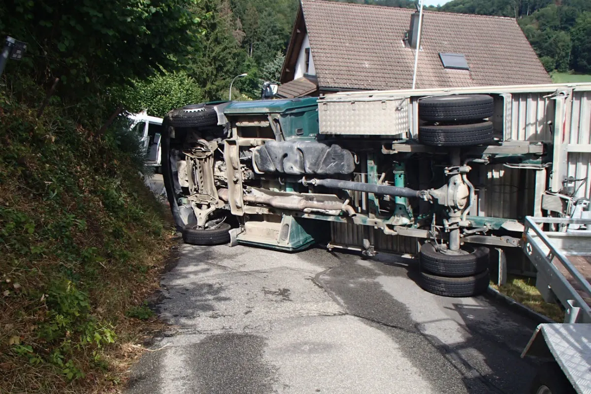Uerkheim AG -  Unfall mit Todesfolge – 42-jähriger Mann unter Lieferwagen eingeklemmt