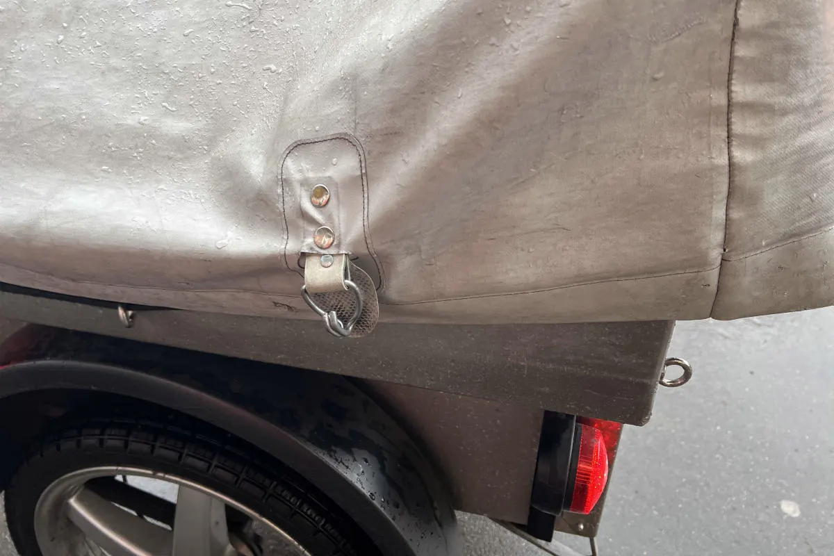 St.Gallen – Mann bleibt an Haken eines Kleinmotorrads hängen