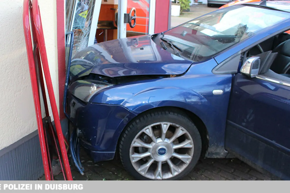 Duisburg - Auto fährt in Bäckerei