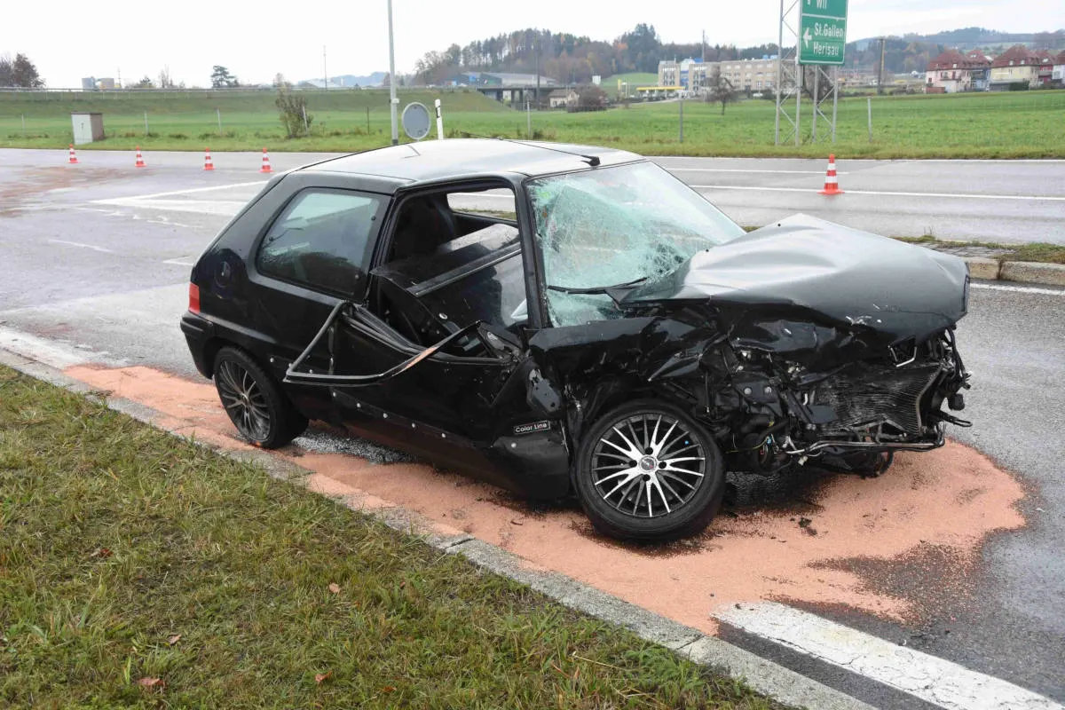 Gossau SG - Zwei Autos frontal zusammengestossen