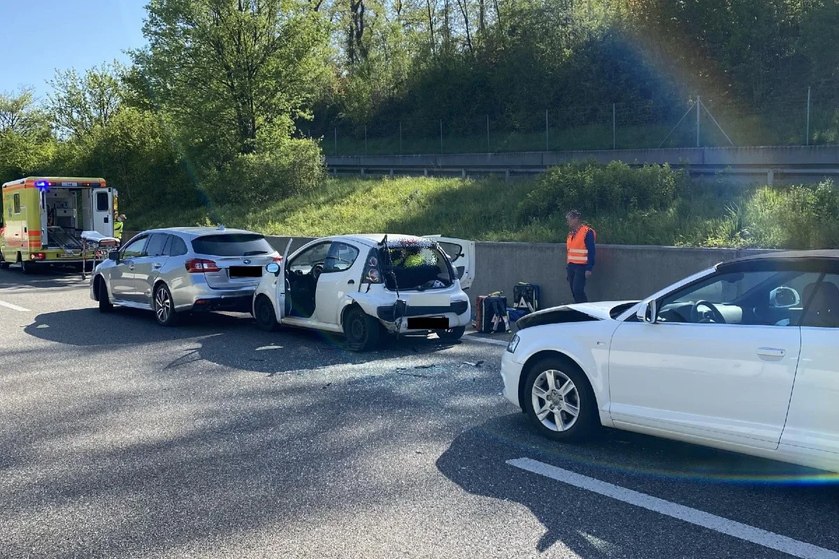 Reinach BL - Auffahrkollision mit drei beteiligten Fahrzeugen – eine Person verletzt
