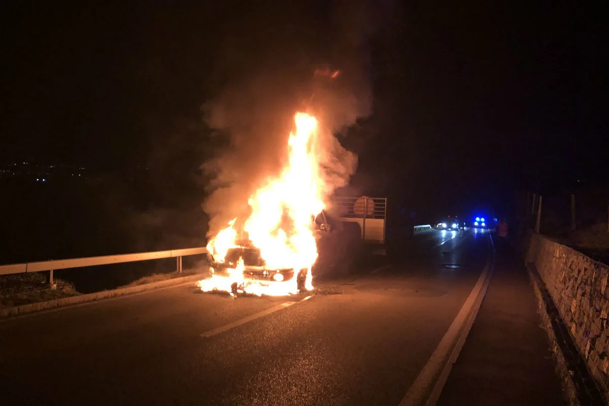 Neuheim ZG - Fahrzeug fängt während der Fahrt Feuer!