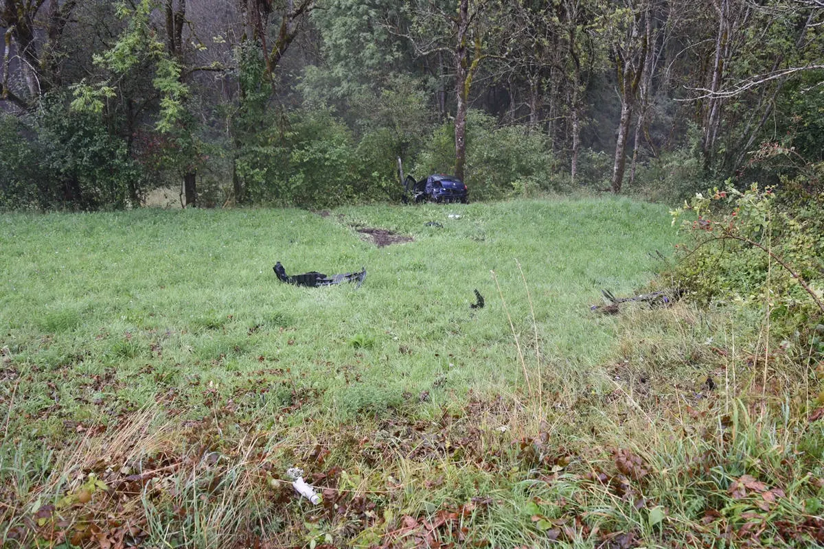 Sarn GR – Auto stürzt bei Unfall den Hang hinunter