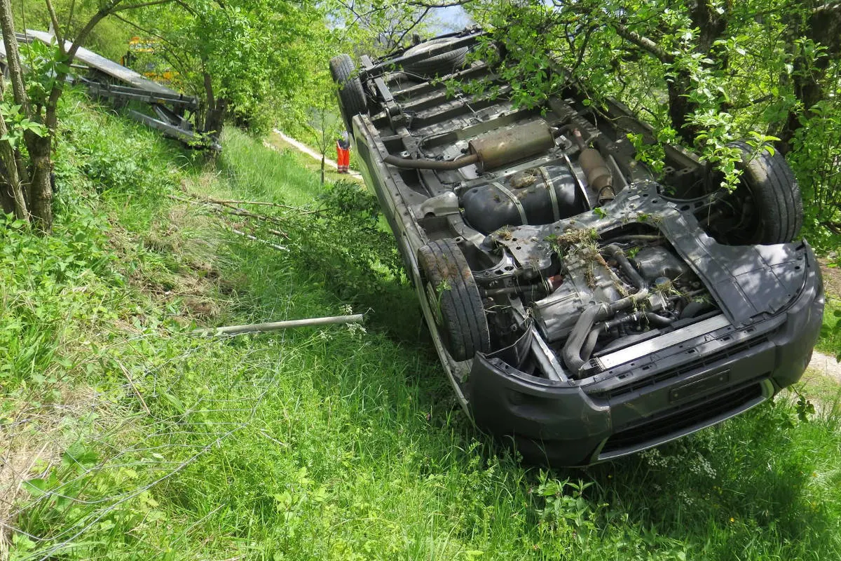 Dittingen BL - Fahrzeuglenker verursacht Selbstunfall