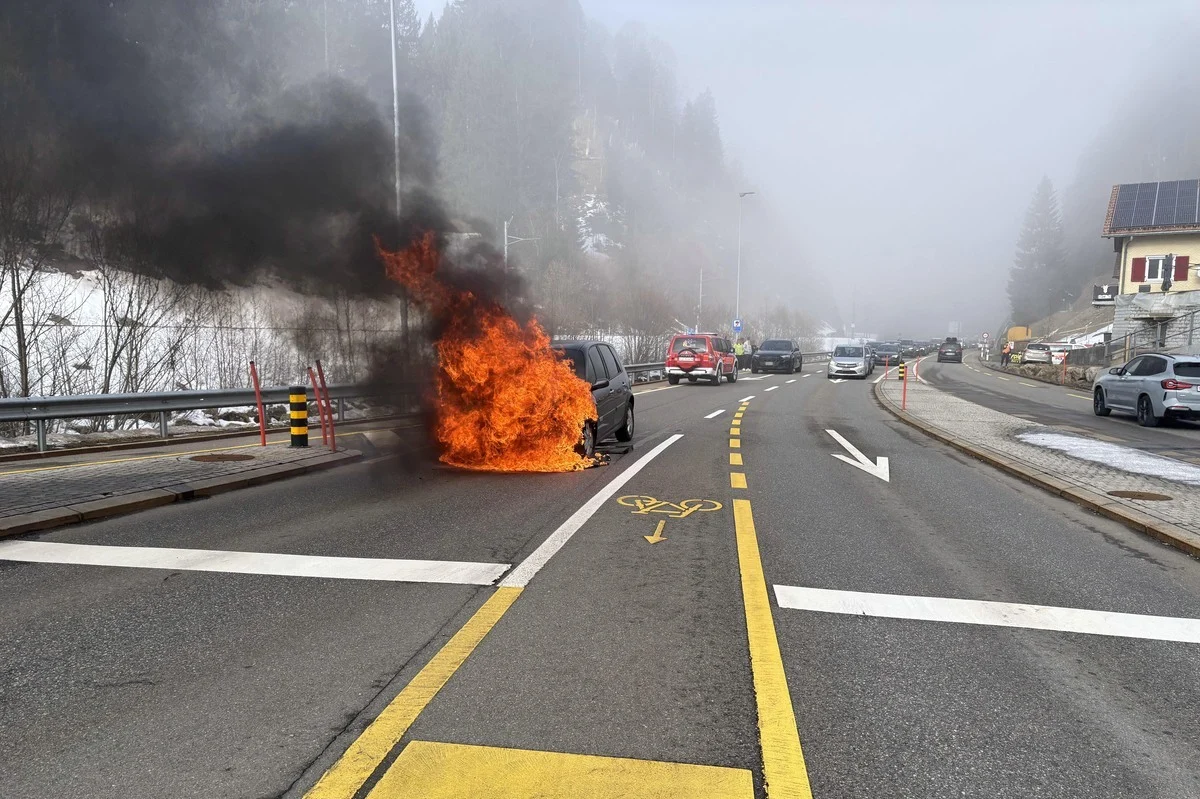 Einsiedeln SZ – Auto gerät bei Ampel in Brand