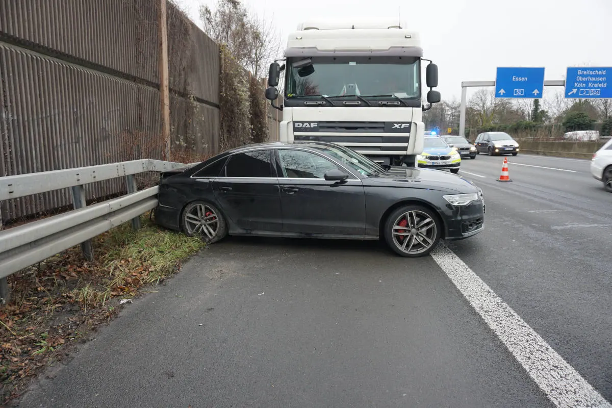 A52 Ratingen – Person eingeklemmt bei Unfall