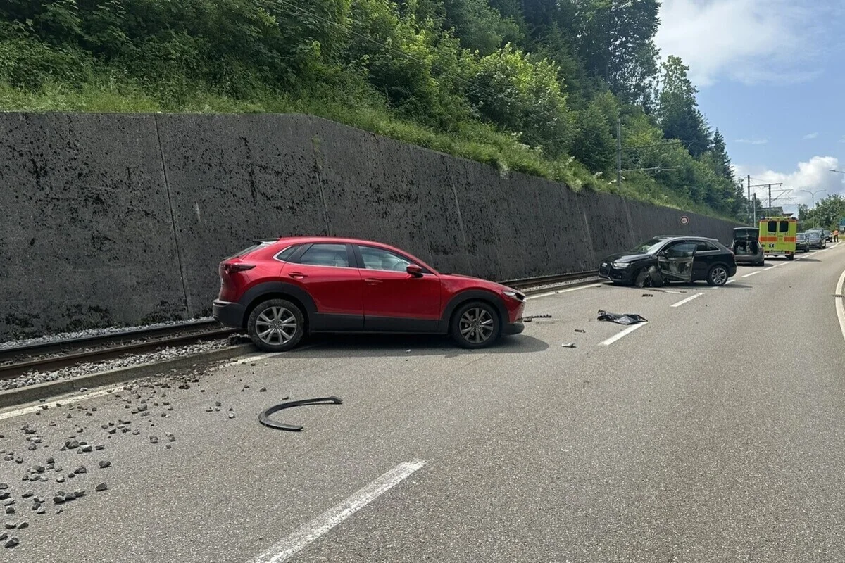 Lustmühle AR – Auto schleudert bei Unfall auf Bahngleis