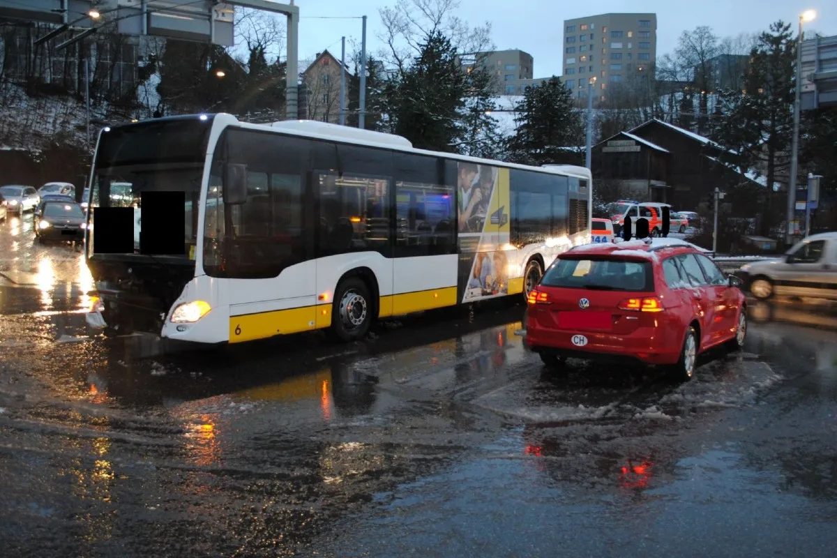 Stadt Schaffhausen - Kollision zwischen Linienbus und Auto 
