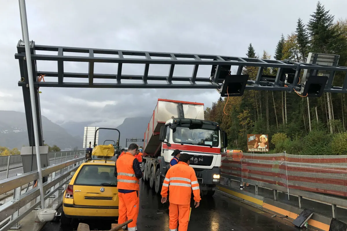Horw LU - Lastwagen beschädigt Signalisationsportal 