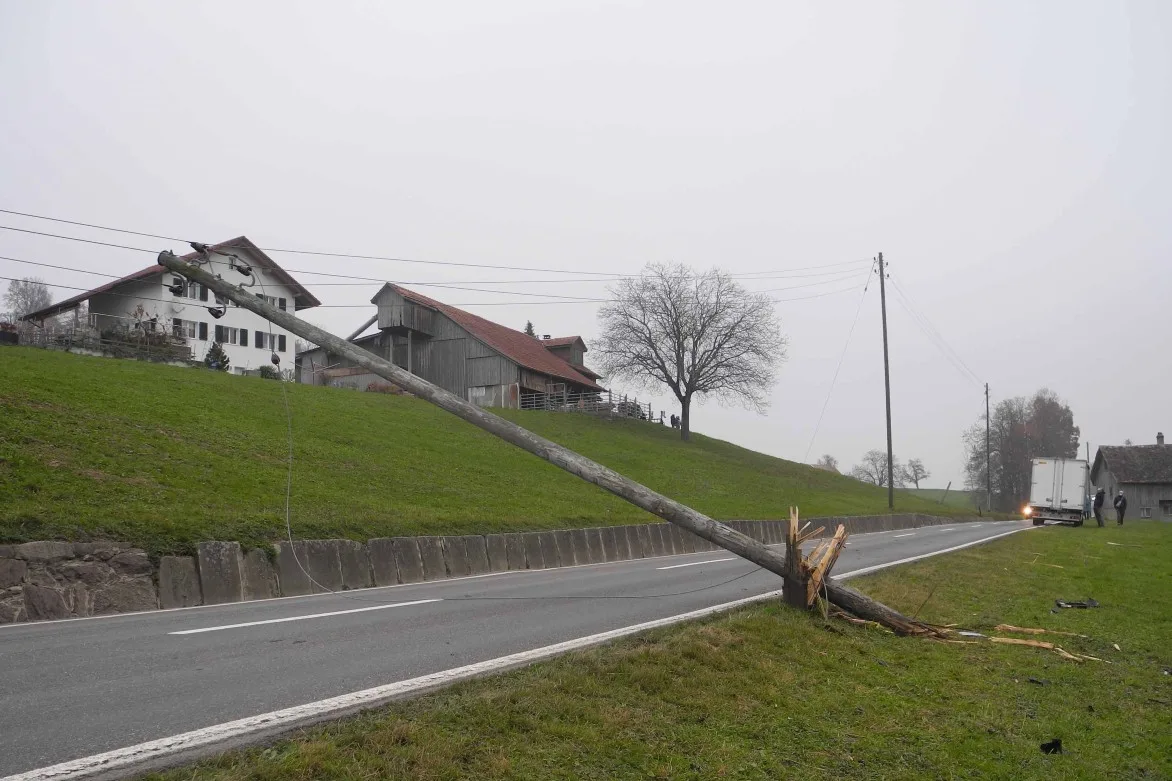 Stromausfall nach Unfall in Tuggen SZ - Lieferwagen kollidiert mit Strommasten