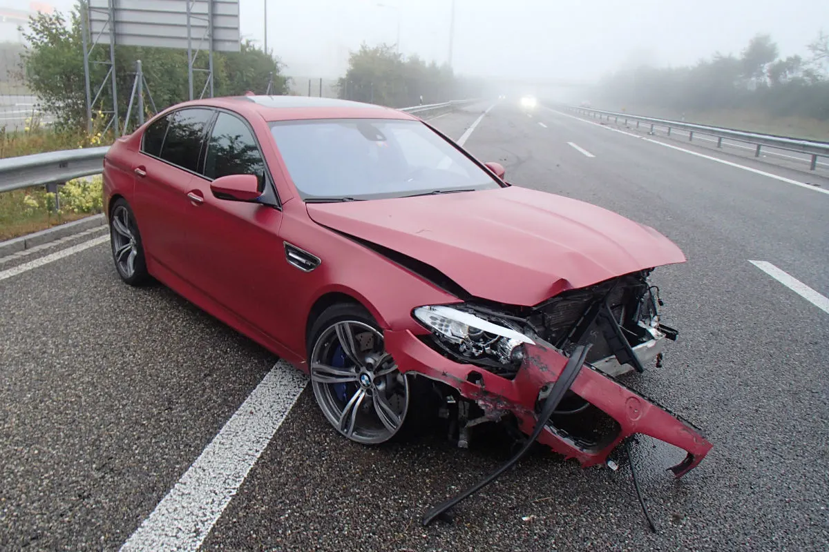 Oberentfelden AG - BMW gegen Leitplanke geprallt - Zeugenaufruf