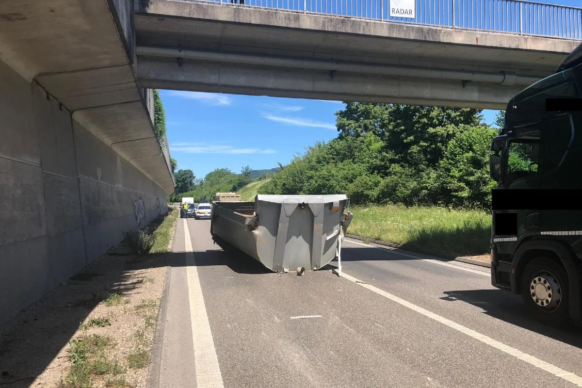 Aesch BL - Spektakulärer Unfall - Lastwagen kollidiert mit Fussgängerbrücke