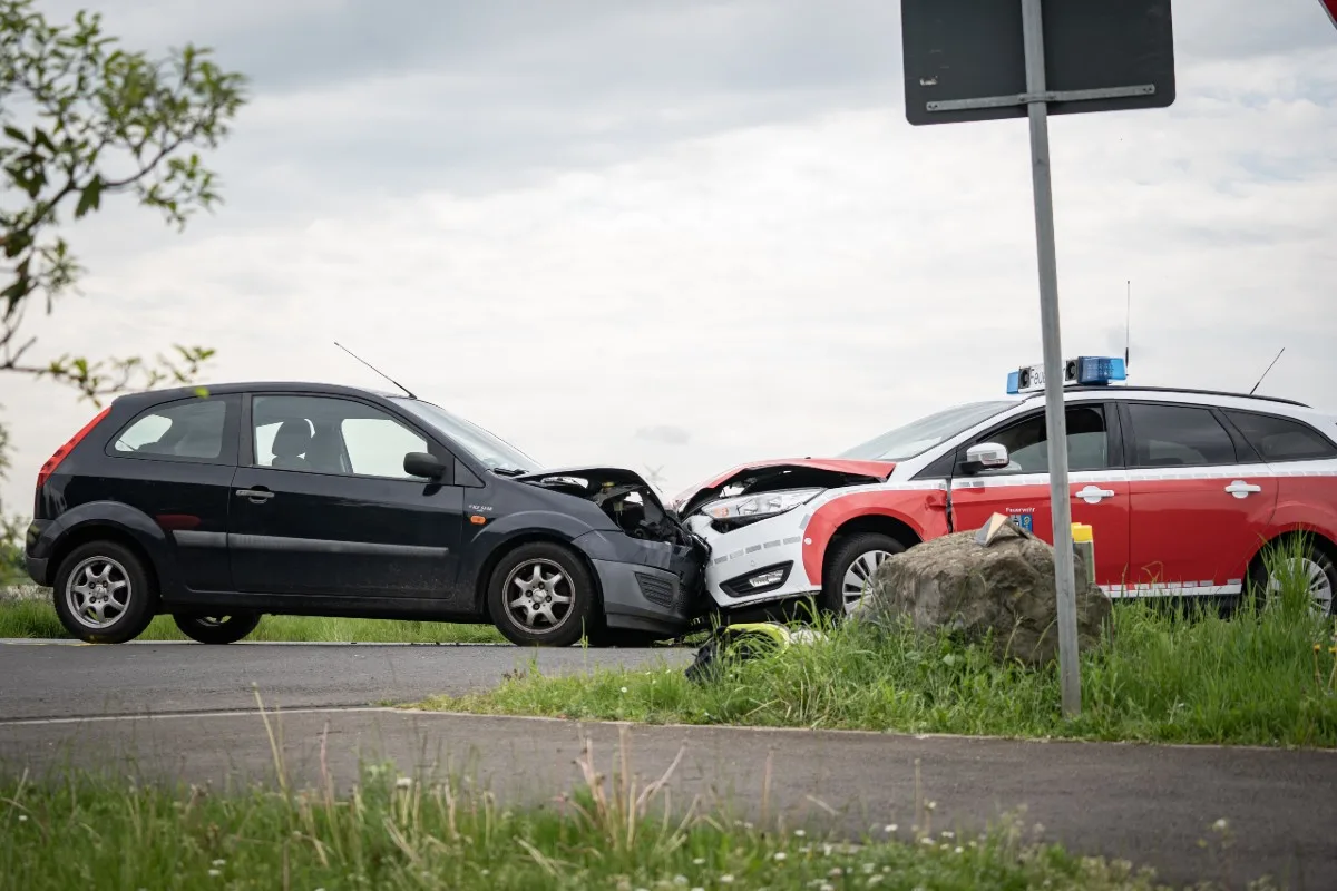Unfall in Pulheim - Auf Dienstfahrt mit PW kollidiert - Vier Verletzte