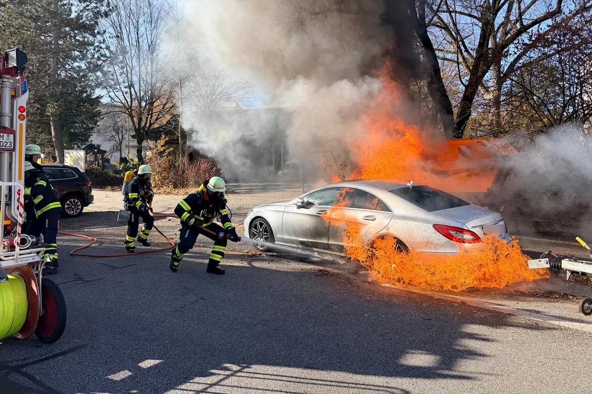 München BY – Kehrmaschine und Auto in Brand
