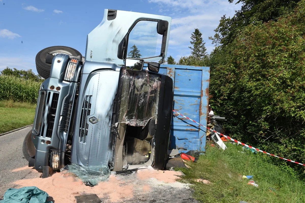 Schwerer Unfall in Schenkon LU - Lastwagen kippt nach Kurve auf die Seite - Chauffeur erheblich verletzt