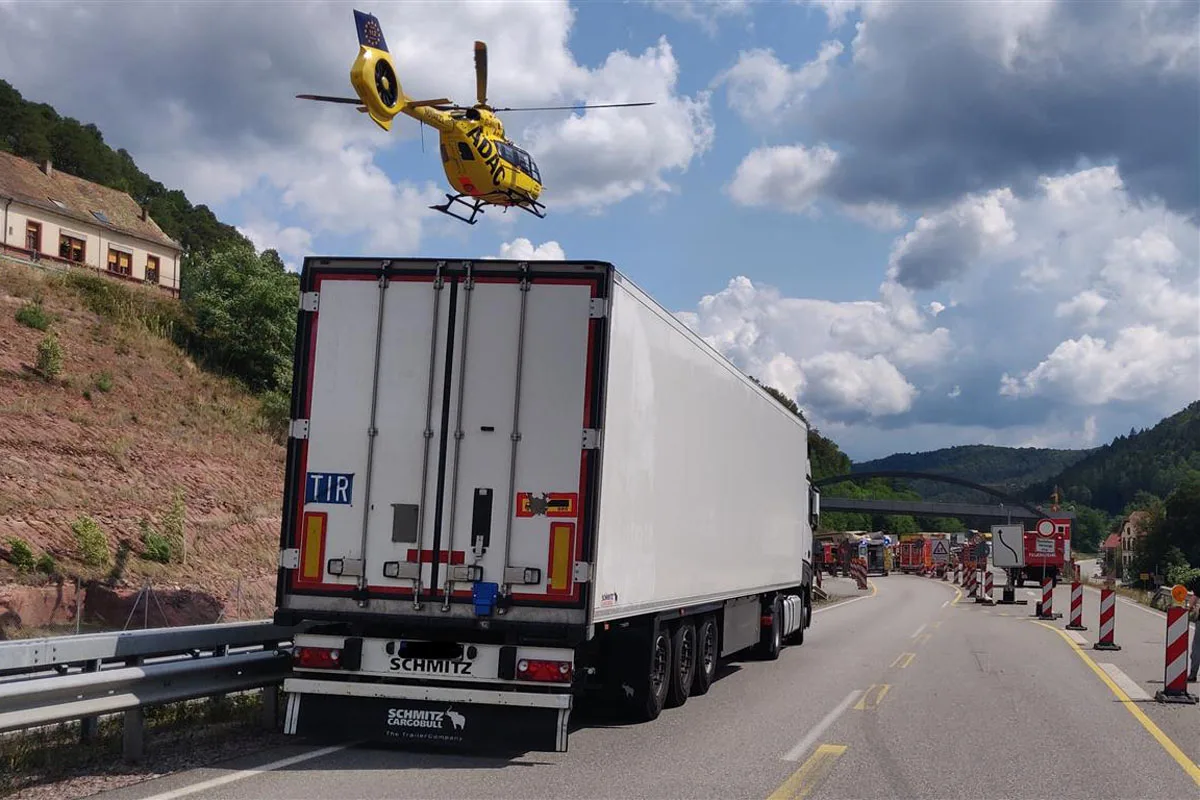 Hinterweidenthal - Schwerer Unfall in Baustelle zwischen drei LKW