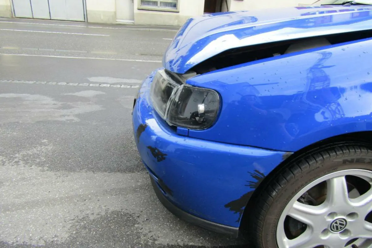 Näfels GL - Auffahrkollision eines jungen Autolenkers