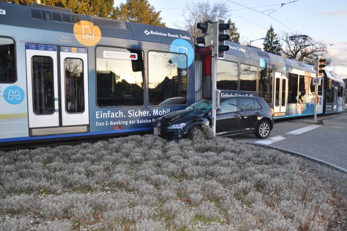 Solothurn SO - VW Golf wurde nach Kollision mit Bipperlisi eingeklemmt