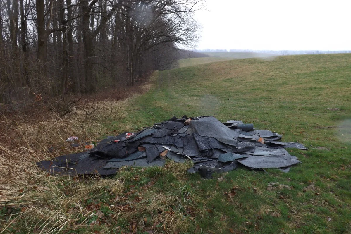 Mühlen Eichsen - Schweinehunde entsorgen alte Dachpappe am Waldrand - Wer kann Hinweise geben?