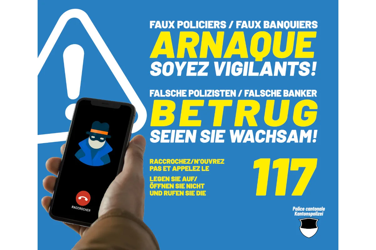 Ein Hand hält ein Smartphone mit einer Illustration eines maskierten Betrügers. Im Hintergrund ein blaues Plakat der Kantonspolizei mit einer Warnung vor Betrug.