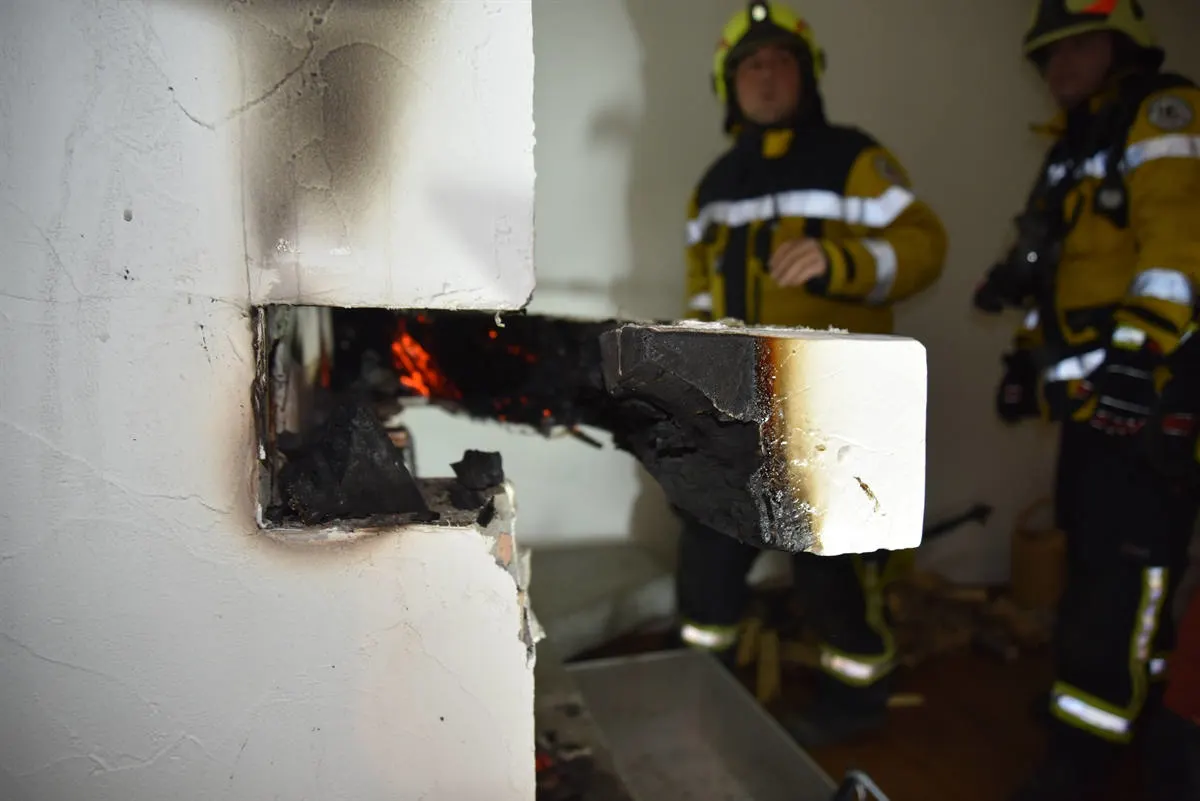 Malans GR – Feuerwehreinsatz wegen brennendem Balken beim Cheminée