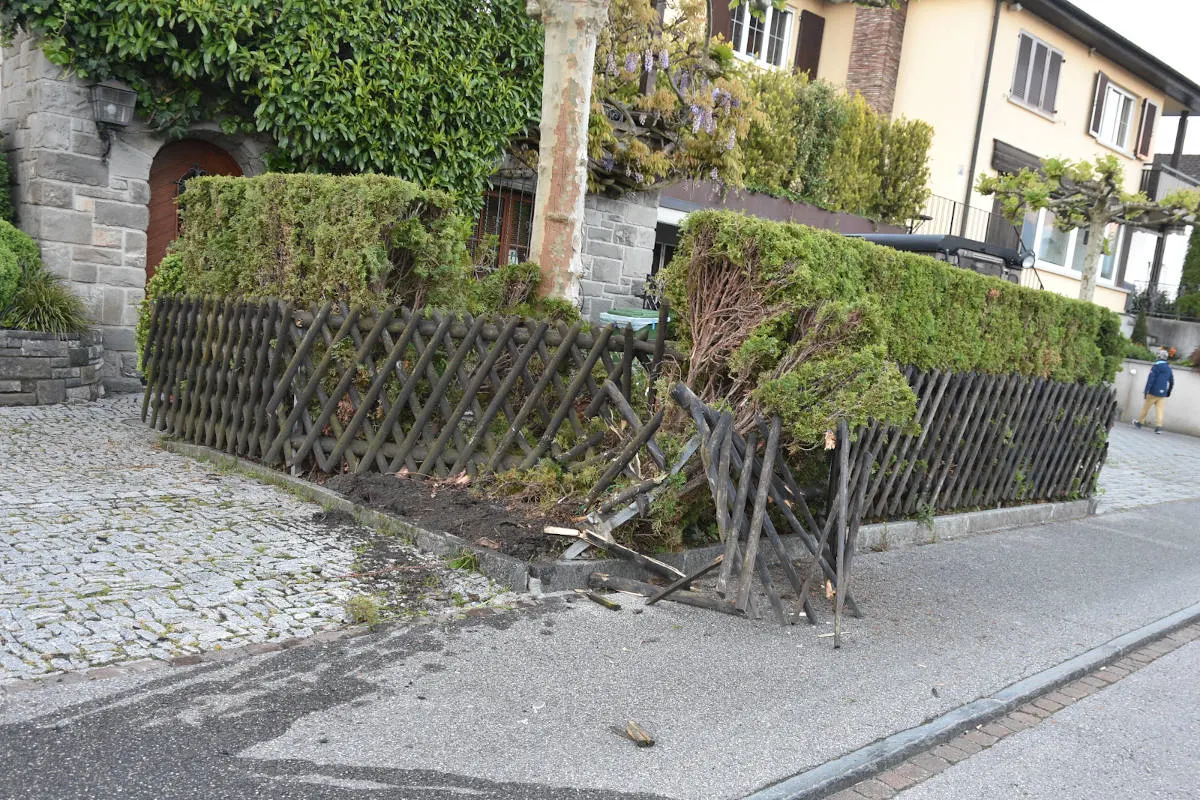 Schaan FL – Kollision mit Gartenzaun