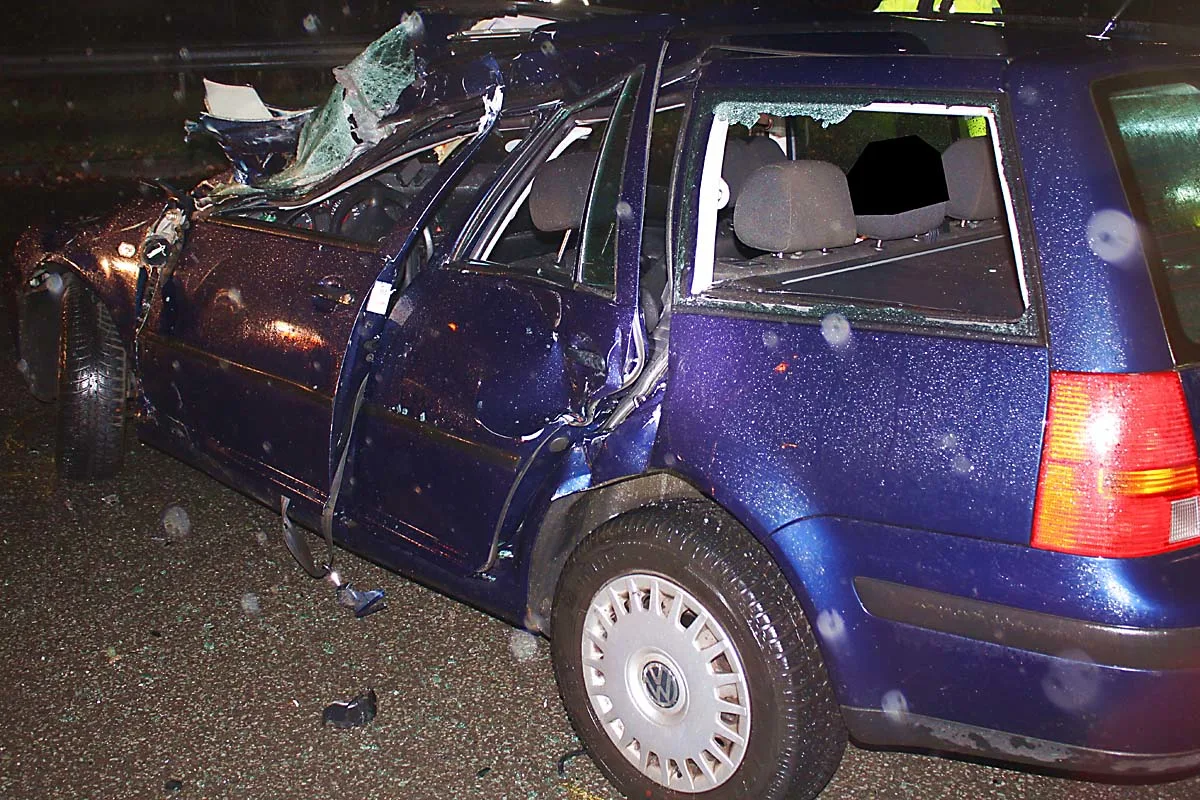 Spektakulärer Unfall in Porta Westfalica - VW-Fahrer kollidiert mit Müllwagen