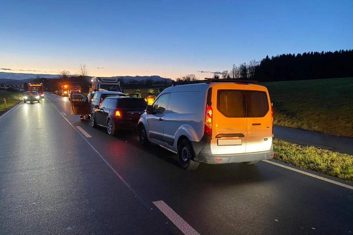 Kanton Zug – Auffahrunfall mit fünf beteiligten Fahrzeugen - Fussgängerin von Auto erfasst