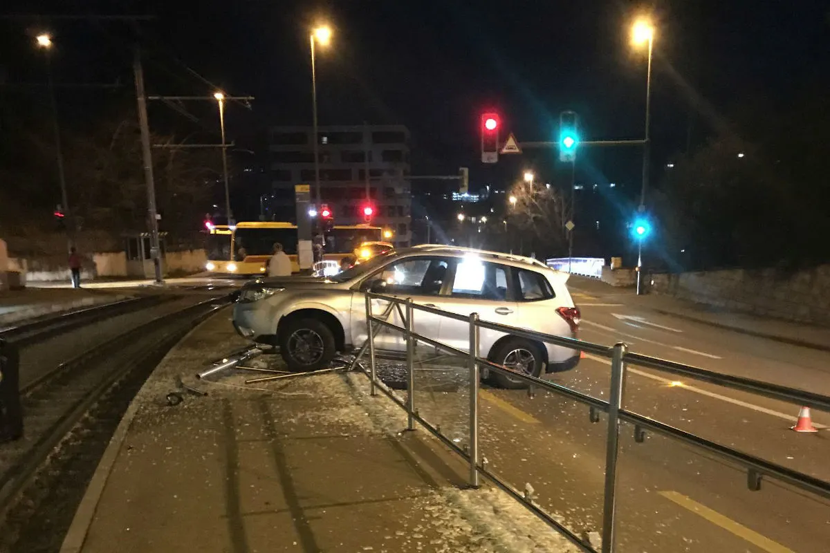 Arlesheim BL - Fahrzeuglenker landet mit dem Subaru auf dem Perron